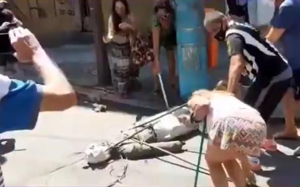 Moradores fazem boneco de Judas com foto de Bolsonaro