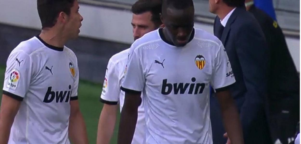 Pelo Campeonato Espanhol, jogadores do Valencia deixam o campo depois de acusação de racismo