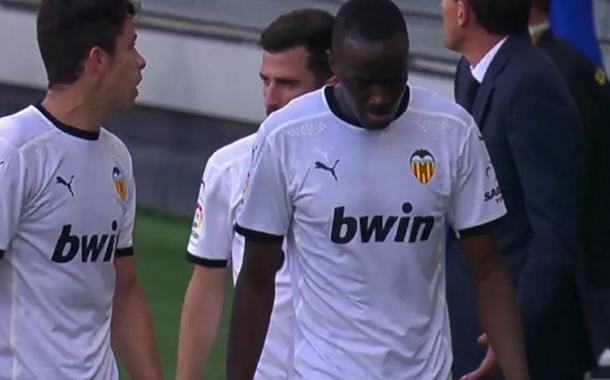 Pelo Campeonato Espanhol, jogadores do Valencia deixam o campo depois de acusação de racismo