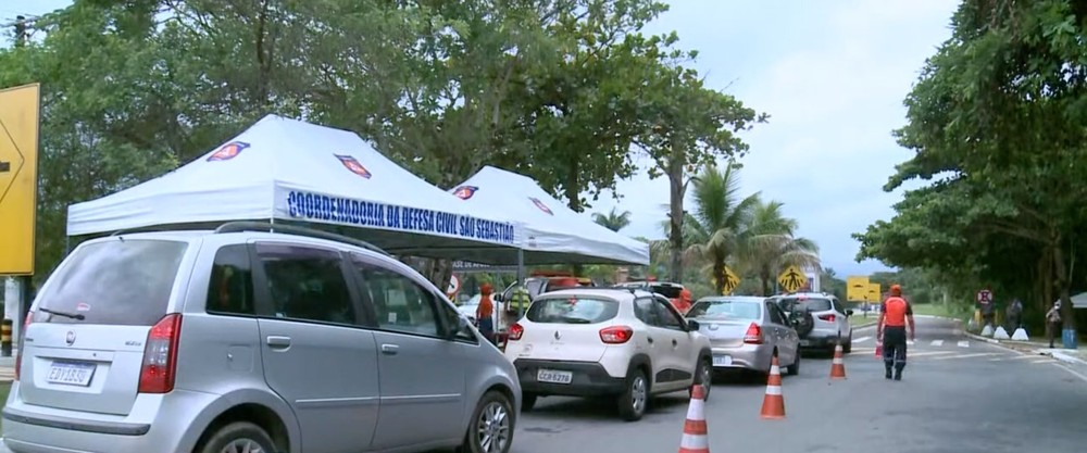 Com filas de até 4h, barreira sanitária em São Sebastião identifica 84 turistas com Covid