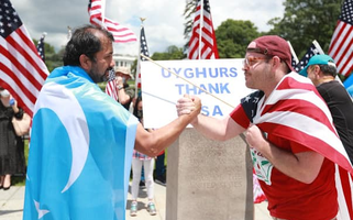 Uigures e norte-americanos em Washington DC em 21 de junho de 2020, para "agradecer" ao Congresso e à Casa Branca a aprovação da Lei de Direitos Humanos Uigur