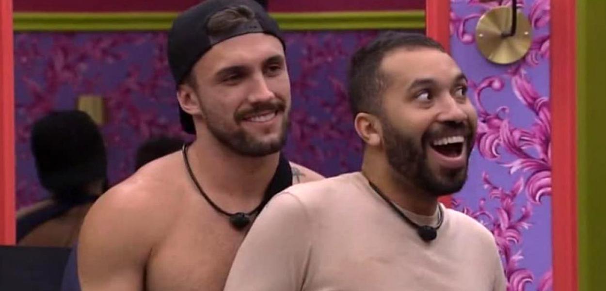 Participantes do BBB Arthur (de boné) e Gilberto