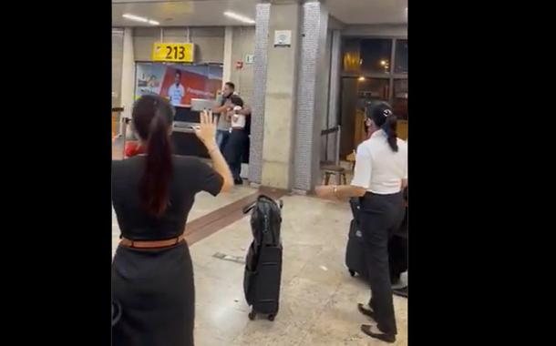 Homem faz funcionária da GOL de refém