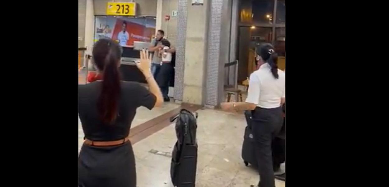Homem faz funcionária da GOL de refém