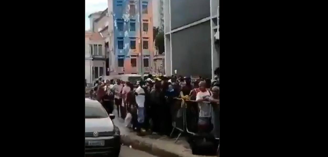 Pessoas à espera de um prato de comida no RJ