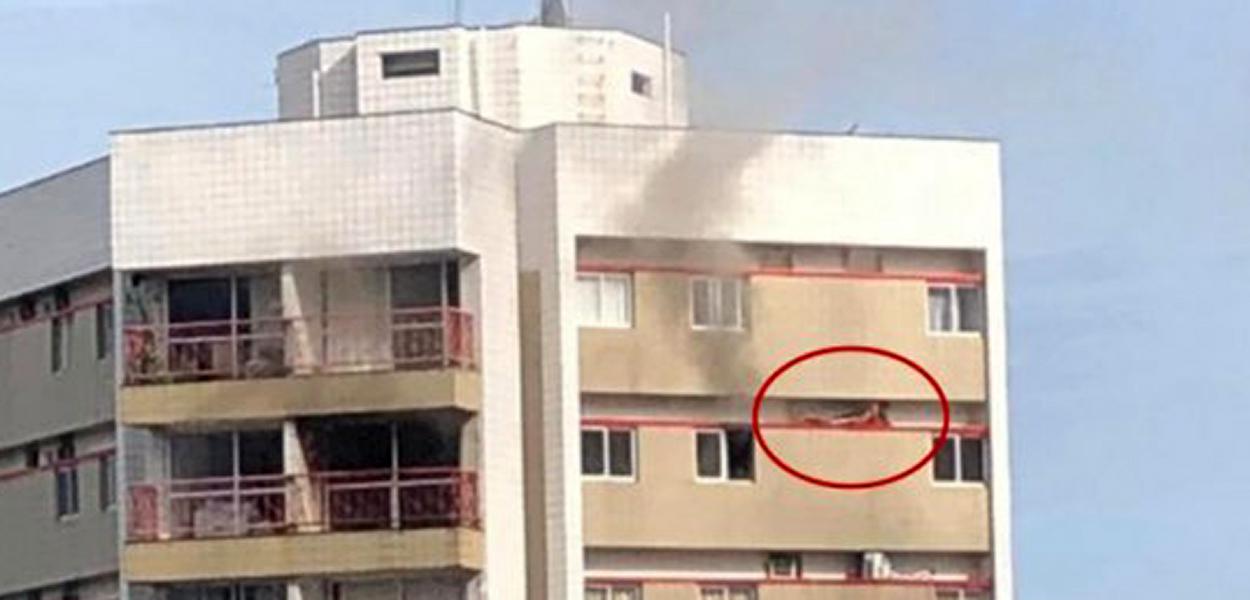 Para fugir das chamas, um jovem de 22 anos se abrigou em um recuo da fachada de um prédio em Recife