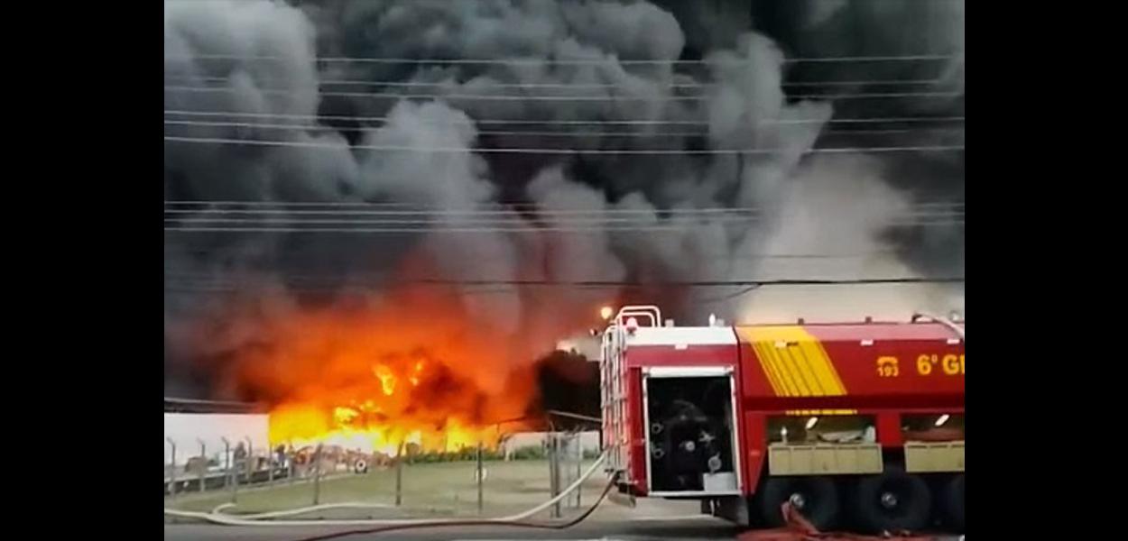 Incêndio atinge barracões com produtos inflamáveis na Região Metropolitana de Curitiba