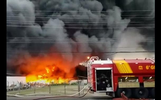 Incêndio atinge barracões com produtos inflamáveis na Região Metropolitana de Curitiba