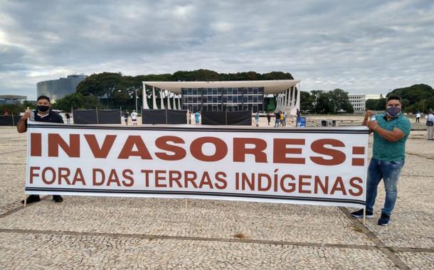 Indígenas de todo o país amanheceram neste Dia do Índio na Praça dos Três Poderes, em Brasília, para falar contra o garimpo em terras indígenas