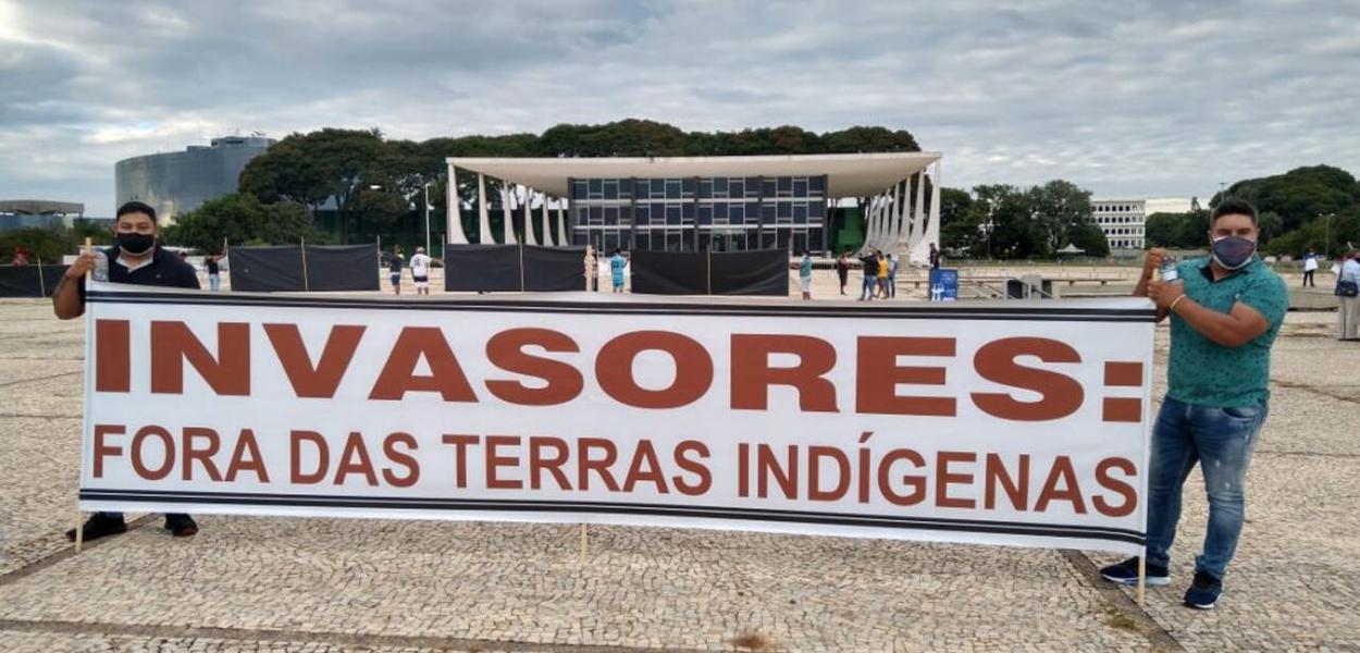 Indígenas de todo o país amanheceram neste Dia do Índio na Praça dos Três Poderes, em Brasília, para falar contra o garimpo em terras indígenas