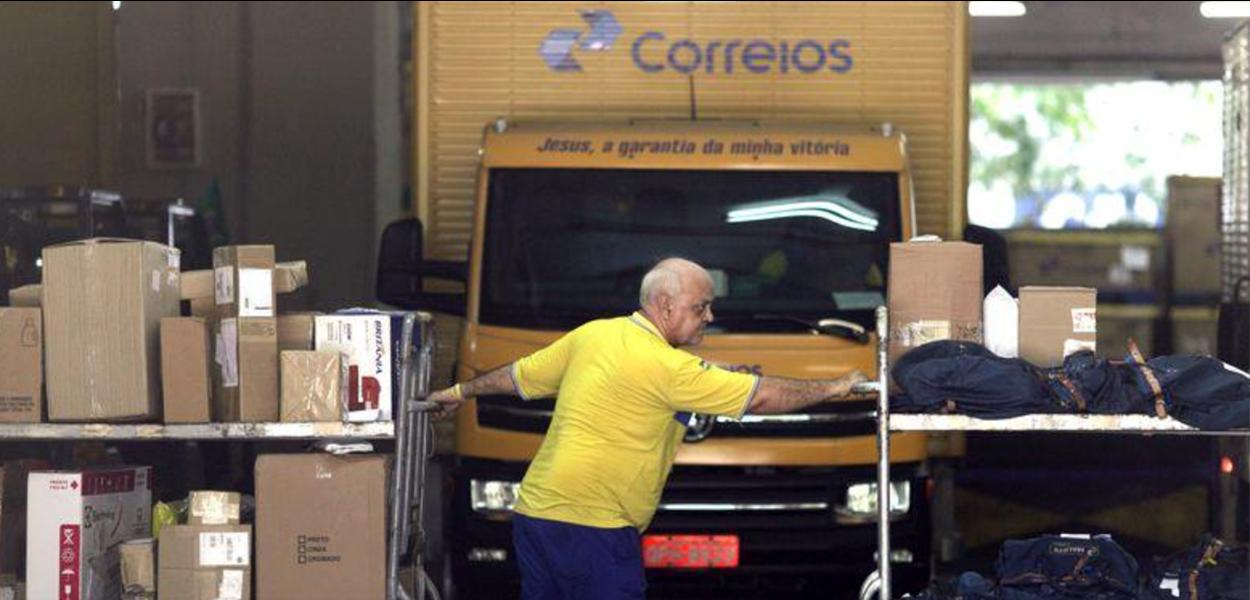 Funcionário trabalha na sede dos Correios no Rio de Janeiro