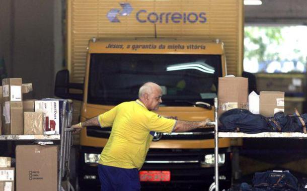 Funcionário trabalha na sede dos Correios no Rio de Janeiro