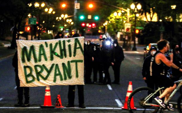 Manifestantes seguram homenagem a Ma'Khia Bryant, adolescente negra que estava com uma faca e foi morta a tiros por um policial em Columbus (EUA)