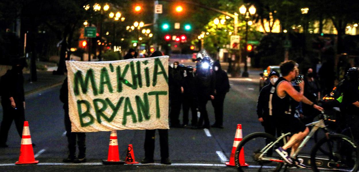 Manifestantes seguram homenagem a Ma'Khia Bryant, adolescente negra que estava com uma faca e foi morta a tiros por um policial em Columbus (EUA)