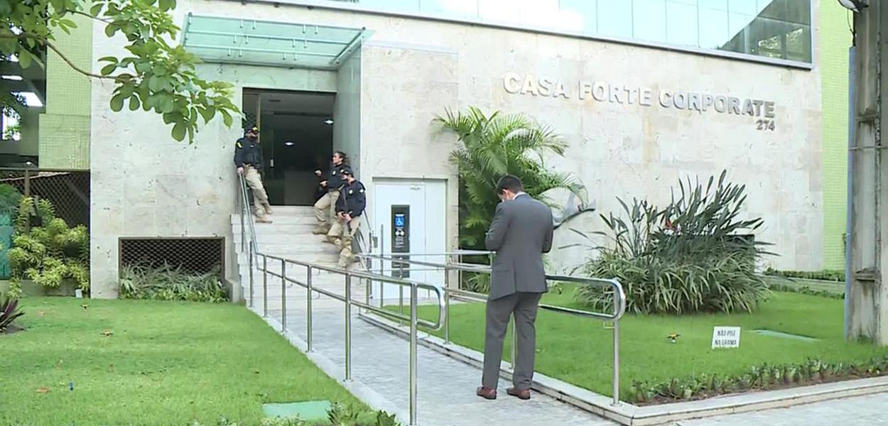 Policiais cumprem mandado no bairro de Casa Forte, na Zona Norte do Recife