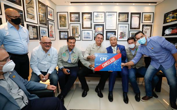 Em Manaus, Bolsonaro posa em foto com 'CPF cancelado'