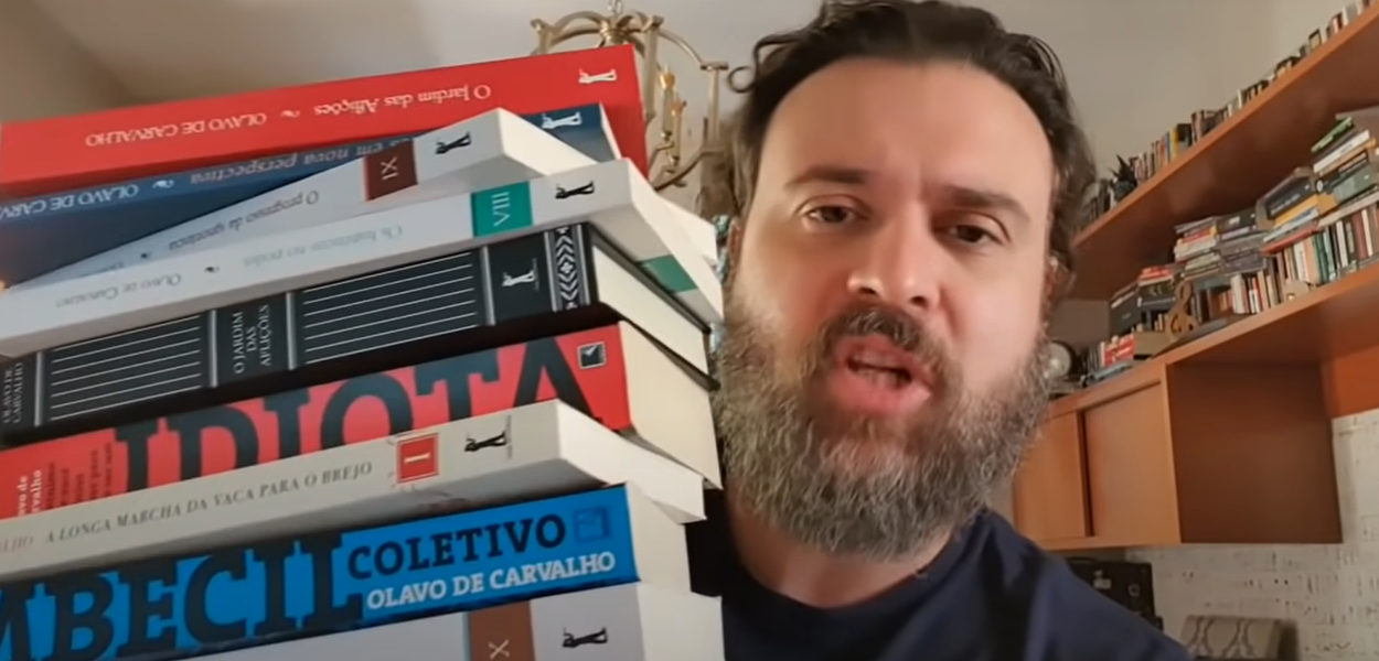 Youtuber de direita Nando Moura queima livros do seu ex-guru Olavo de Carvalho