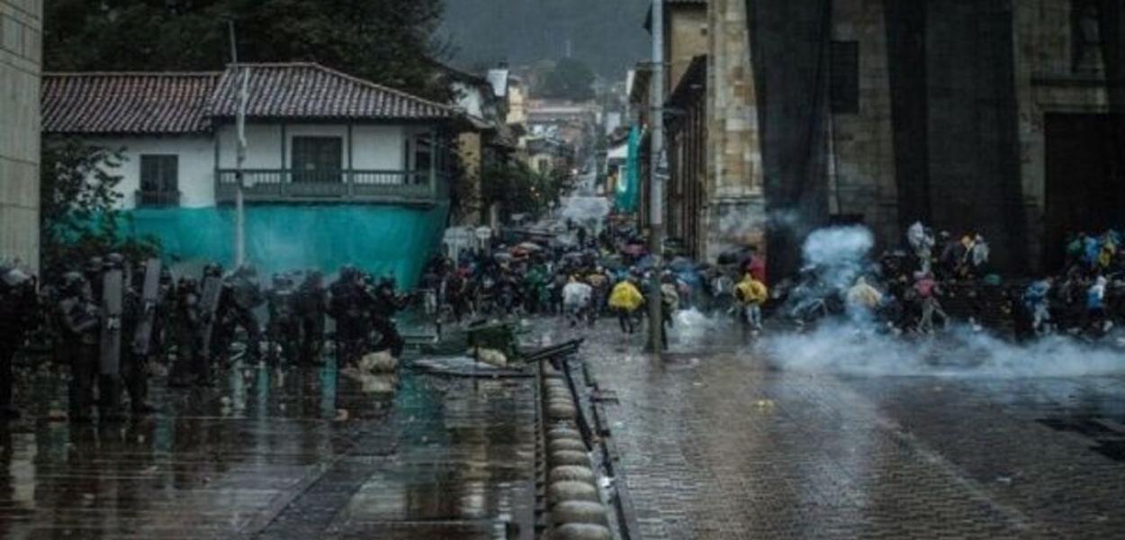 O Exército venezuelano enfrenta grupos paramilitares colombianos