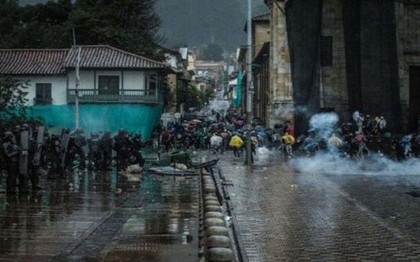 O Exército venezuelano enfrenta grupos paramilitares colombianos