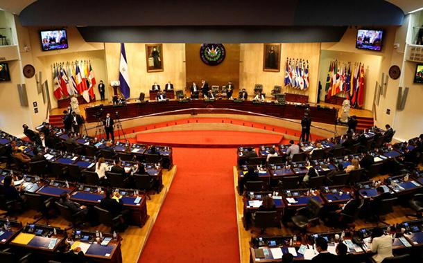 Em conflito com parlamento, tribunal decide que suspensão de juízes é inconstitucional