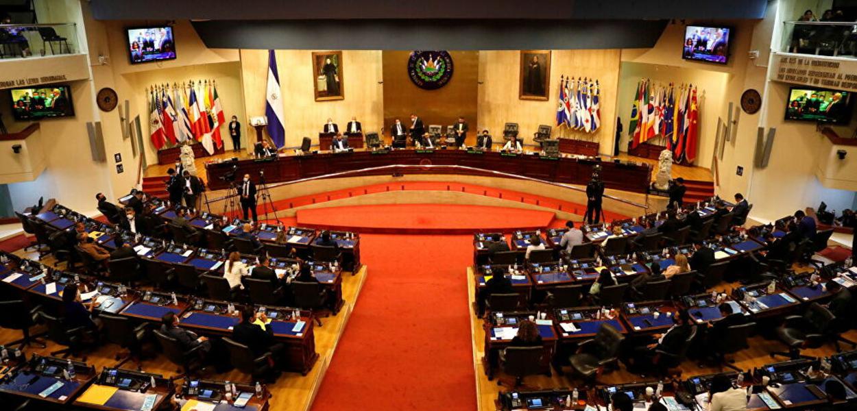 Em conflito com parlamento, tribunal decide que suspensão de juízes é inconstitucional