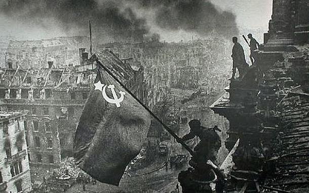 A bandeira soviética içada no telhado do Reichstag, foto histórica de Yevgeny Khaldei