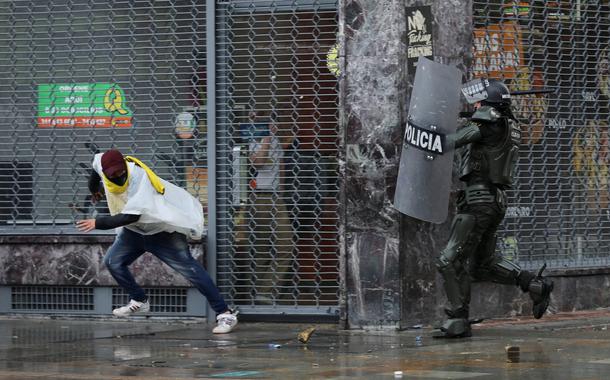 Manifestante é agredido em Bogotá