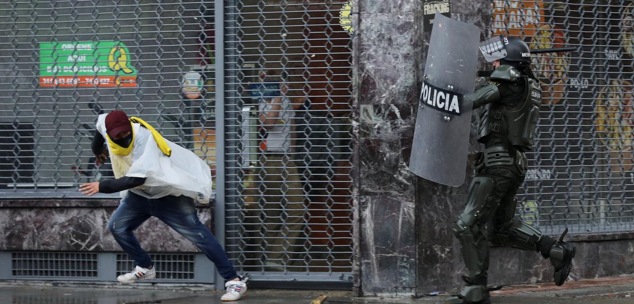 Manifestante é agredido em Bogotá