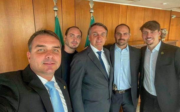 Flávio, Carlos, Jair, Eduardo (armado) e Renan Bolsonaro