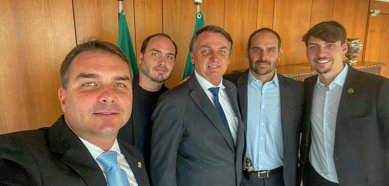 Flávio, Carlos, Jair, Eduardo (armado) e Renan Bolsonaro