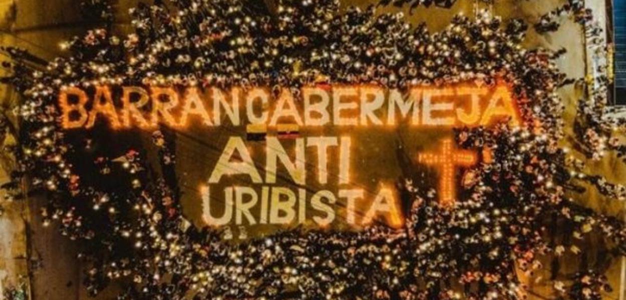 Multidão faz velório na Colômbia para homenagear vítimas de repressão policial