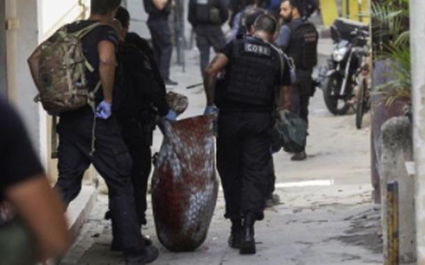 Corpo de morador do Jacarezinho retirado num saco pela polícia