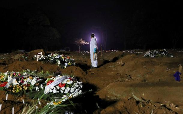 Coveiro no Cemitério da Vila Formosa, em São Paulo