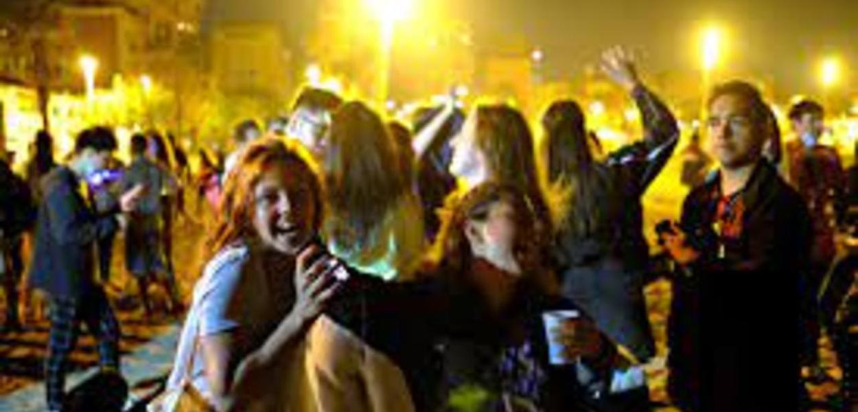 Espanhóis comemoram fim do toque de recolher