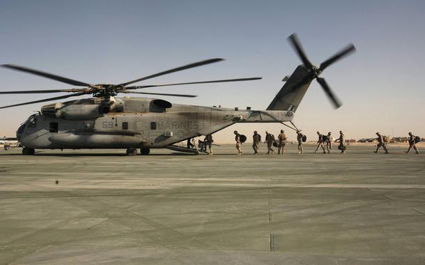 Fuzileiros navais dos EUA em Camp Bastion, na província de Helmand, Afeganistão.