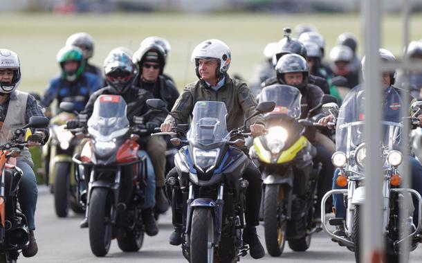 Bolsonaro faz passeio de moto pelas ruas de Brasília no Dia das Mães