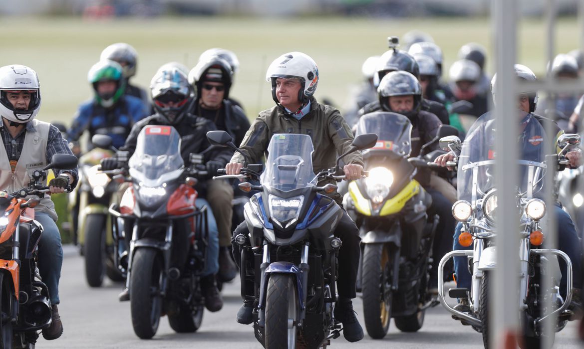 Bolsonaro faz passeio de moto pelas ruas de Brasília no Dia das Mães