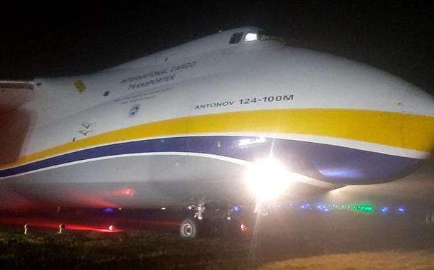 Avião sai da pista ao pousar em Guarulhos (SP)