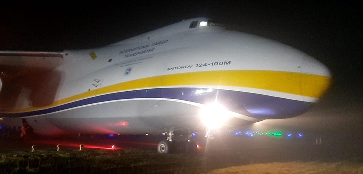 Avião sai da pista ao pousar em Guarulhos (SP)