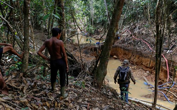 Indígenas ianomâmis acompanham operação do Ibama na floresta amazônica