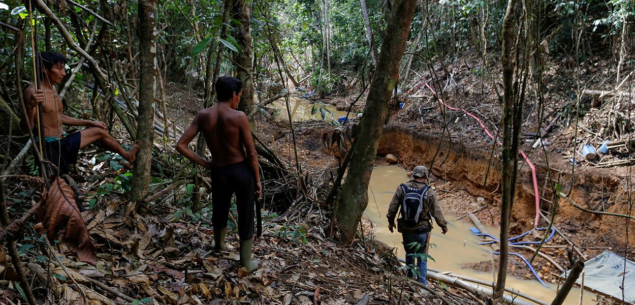 Indígenas ianomâmis acompanham operação do Ibama na floresta amazônica