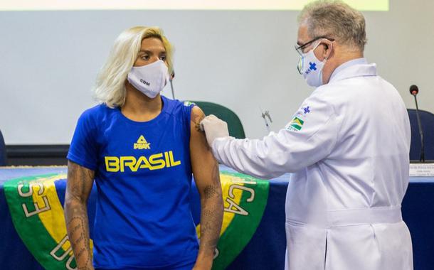 Atleta Ana Marcela é vacinada pelo ministro da Saúde Marcelo Queiroga acinados para Jogos de Tóquio 2020