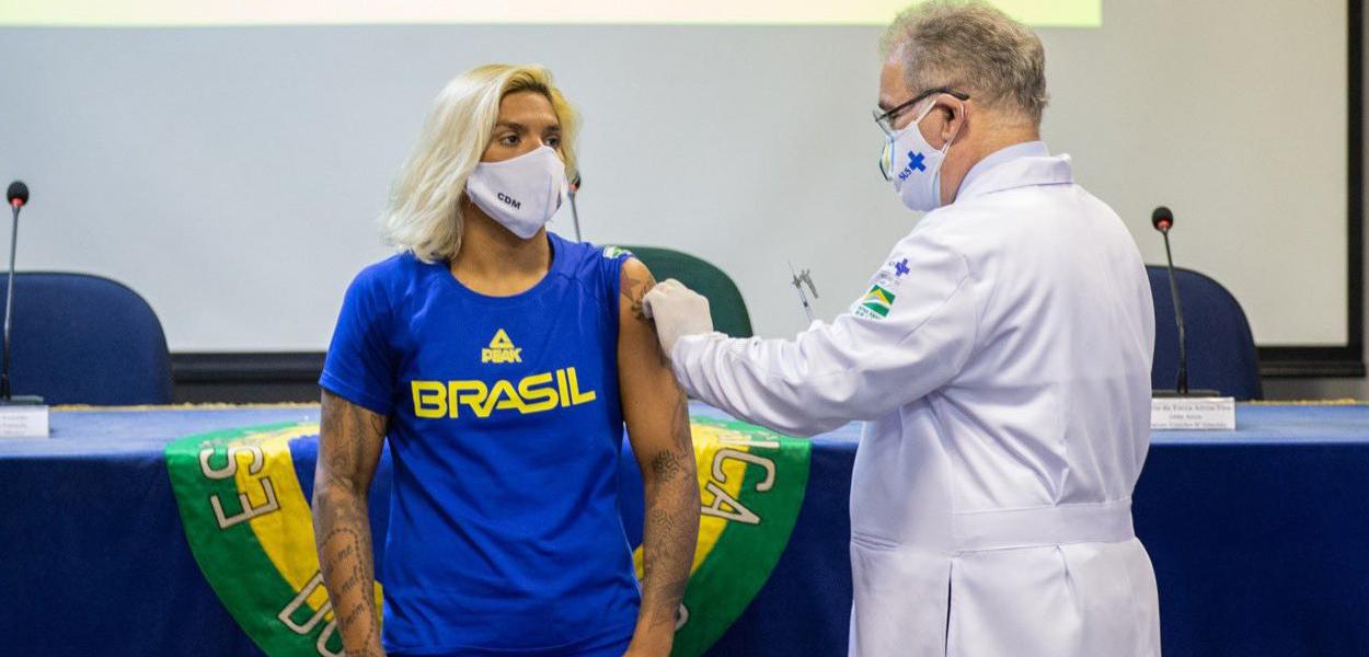 Atleta Ana Marcela é vacinada pelo ministro da Saúde Marcelo Queiroga acinados para Jogos de Tóquio 2020