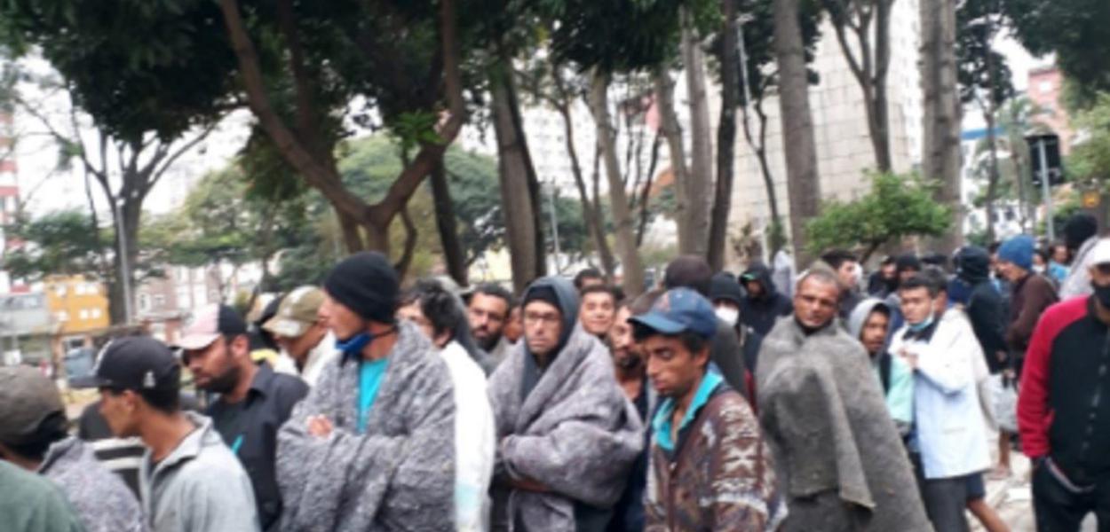 Júlio Lancelloti posta imagem com centenas de pessoas aglomerando por um prato de comida em SP: