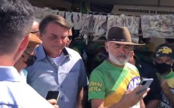 Sem uso de máscara, Jair Bolsonaro novamente provocou aglomeração, desta vez neste sábado (15) em um almoço com ruralistas em Brasília.