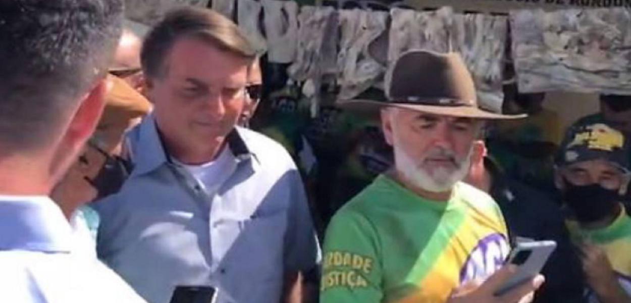 Sem uso de máscara, Jair Bolsonaro novamente provocou aglomeração, desta vez neste sábado (15) em um almoço com ruralistas em Brasília.