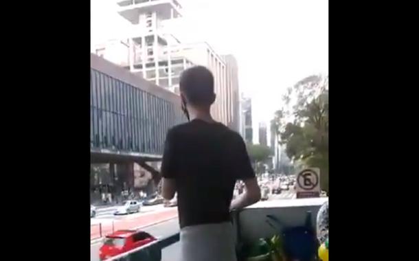 No carro de som de manifestação bolsonarista, homem grita “fora, Bolsonaro”