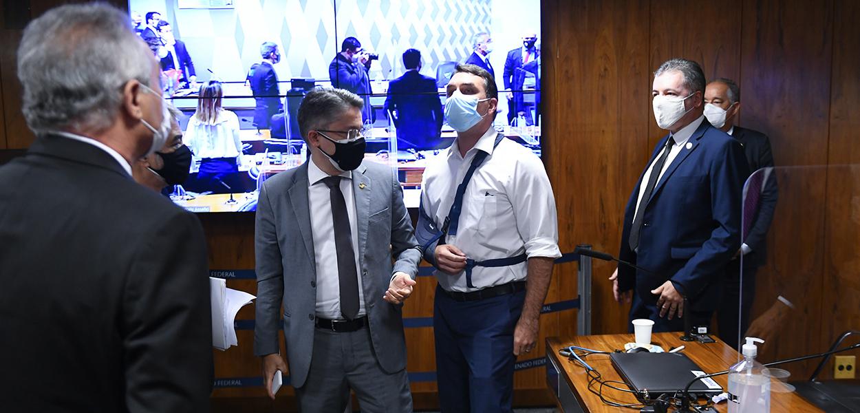 Renan Calheiros (MDB-AL) e Flávio Bolsonaro discutem no Senado
