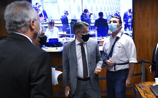 Renan Calheiros (MDB-AL) e Flávio Bolsonaro discutem no Senado