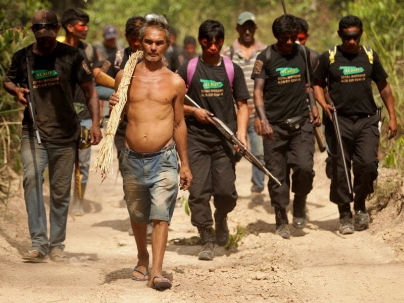 Indígenas defendendo seus territórios